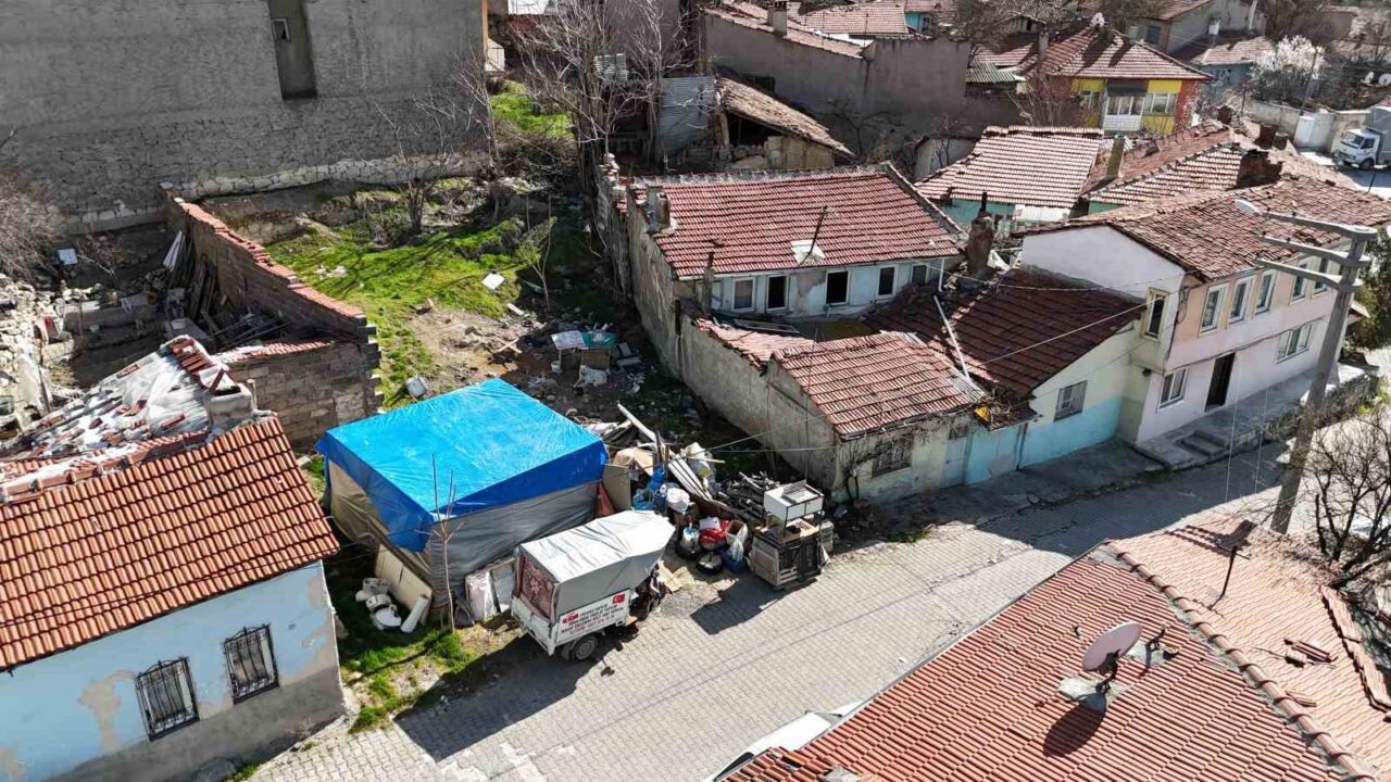 Eskişehir’de yaşadığı evin sahibi ile kira konusunda anlaşamayan ve evden