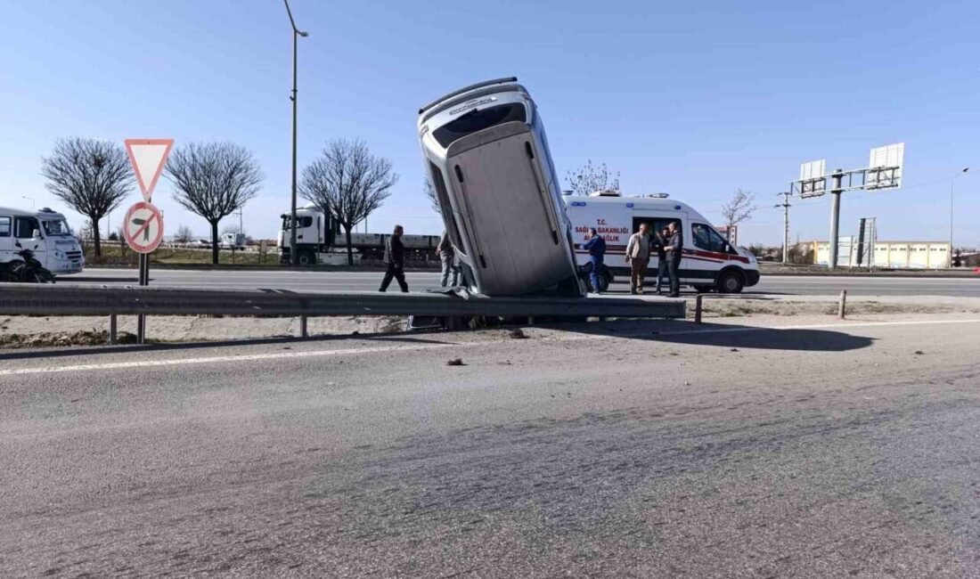 Afyonkarahisar’da kontrolden çıkan hafif ticari araç önce kaldırıma çıkıp ardından