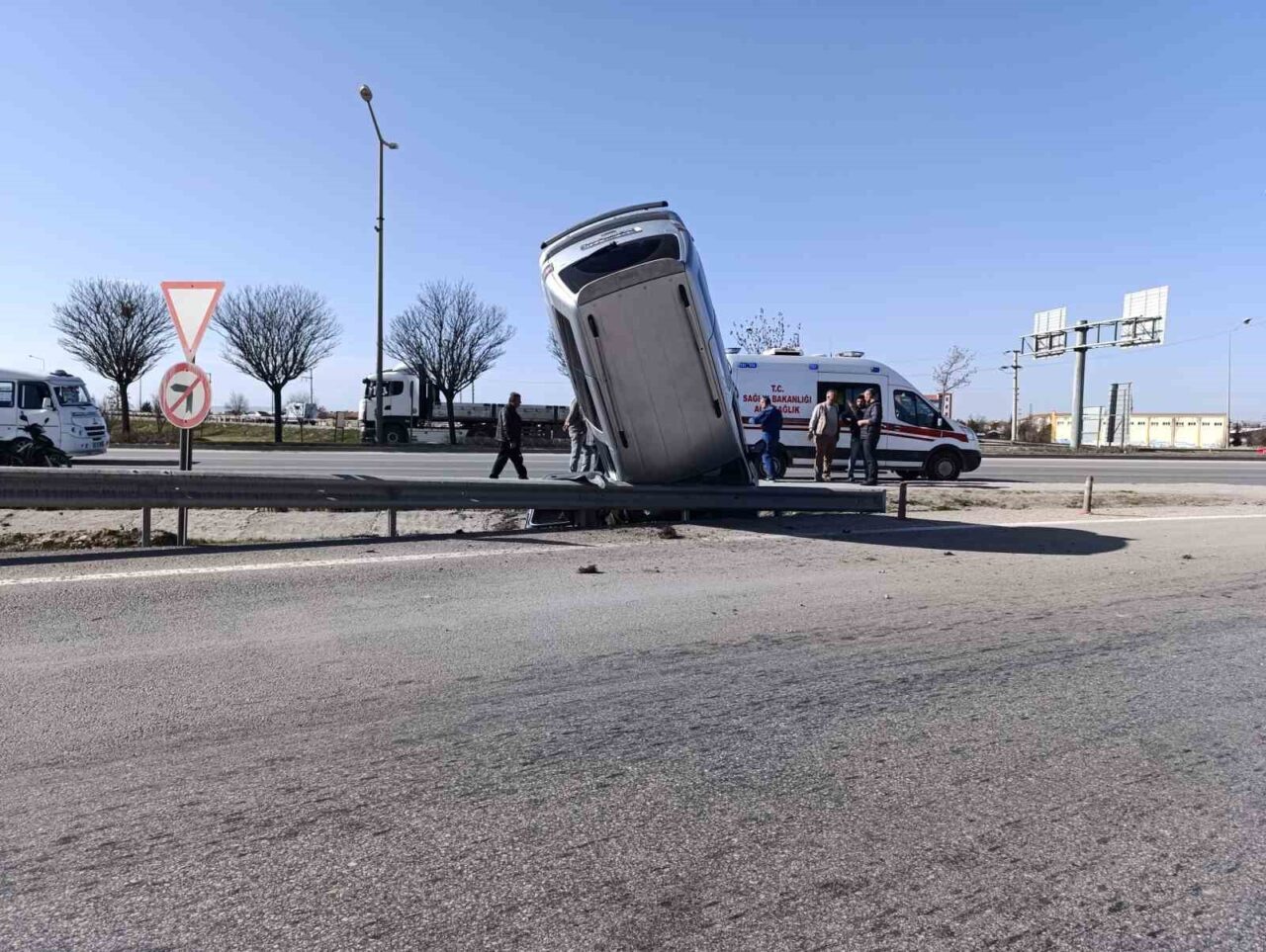 Afyonkarahisar’da kontrolden çıkan hafif ticari araç önce kaldırıma çıkıp ardından