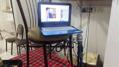 Eskişehir’de bilişimci Yüksel Gazi Yumlu, bir dernek etkinliğinde ses donanımının