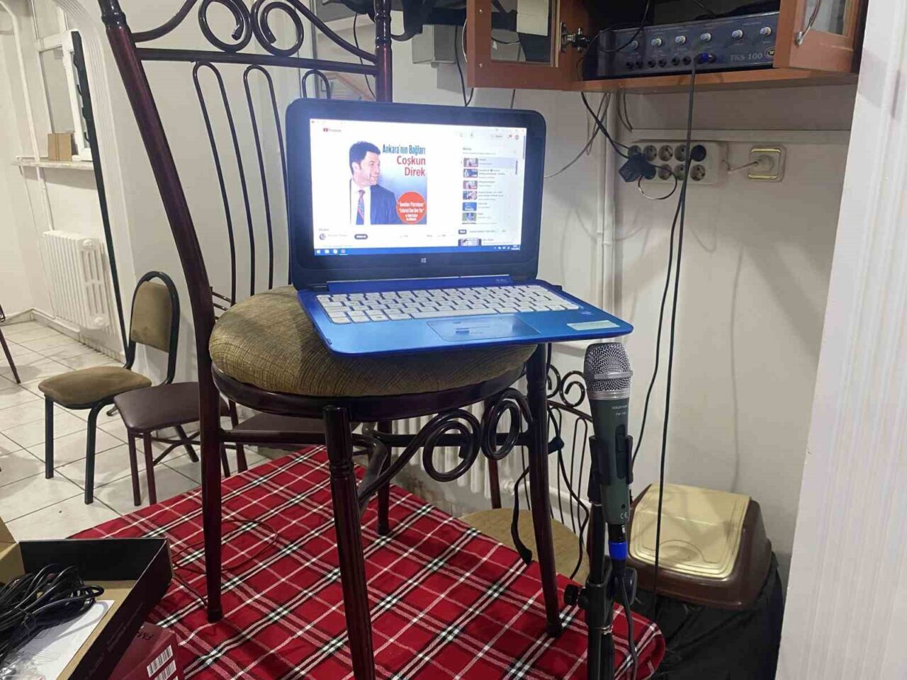 Eskişehir’de bilişimci Yüksel Gazi Yumlu, bir dernek etkinliğinde ses donanımının
