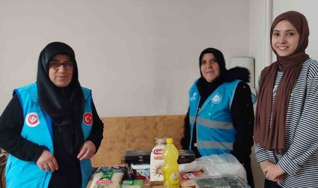 Gönüllü kadınlar öğrencilere yemek ikram ediyor Türkiye Diyanet Vakfı Afyonkarahisar Şubesi Kadın Kolları üyeleri hazırladıkları yemekleri üniversite öğrencilerine