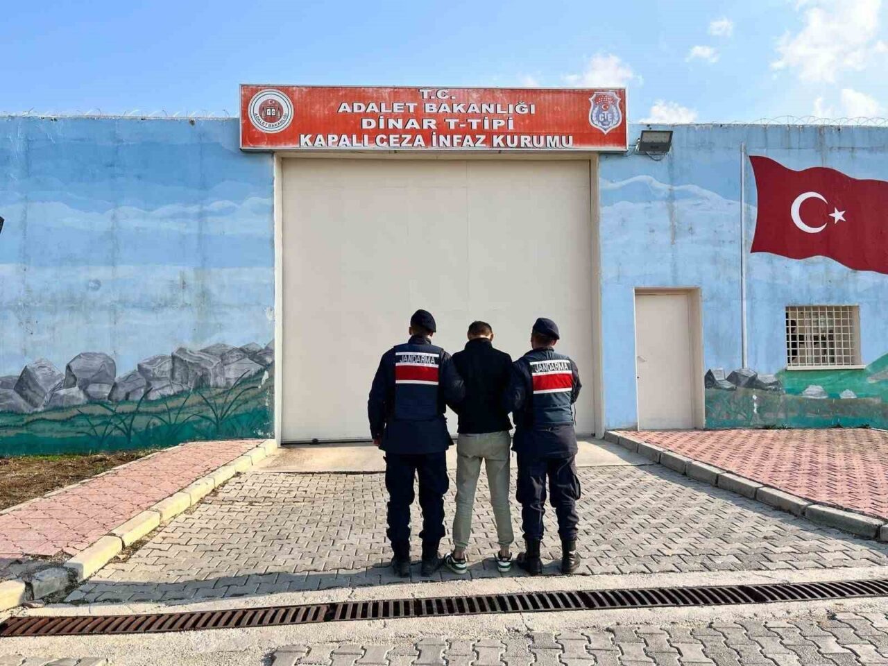 Afyonkarahisar’da çeşitli suçlardan aranan 2 şahıs jandarma ekipleri tarafından yakalandı.
