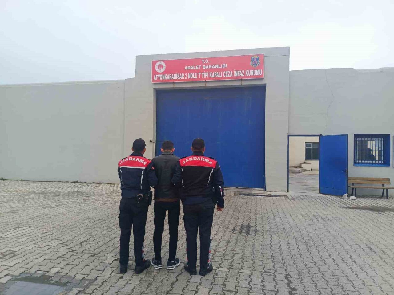 Afyonkarahisar’da 6 yıl 3 ay hapis cezasıyla aranan bir şahıs