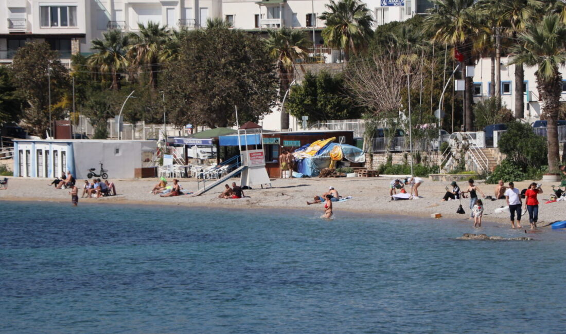 Muğla'nın turistik ilçelerindeki sahillerde, yerli ve yabancı turistler sıcak hava
