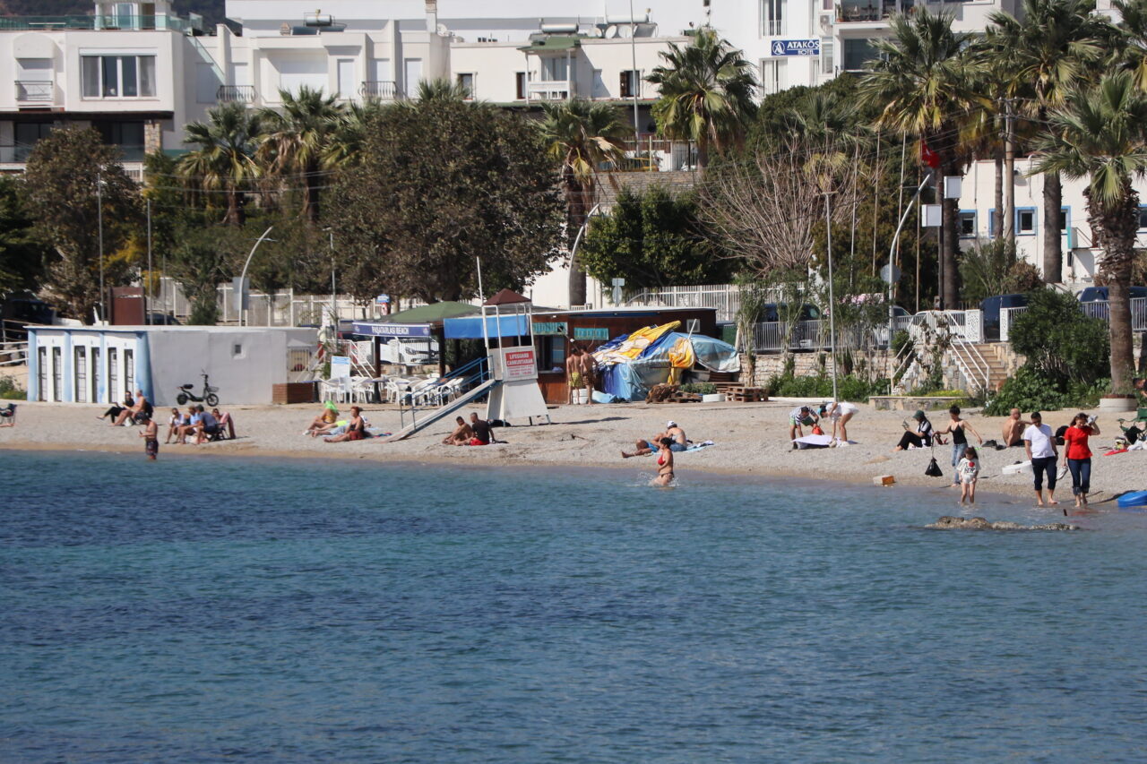 Muğla'nın turistik ilçelerindeki sahillerde, yerli ve yabancı turistler sıcak hava
