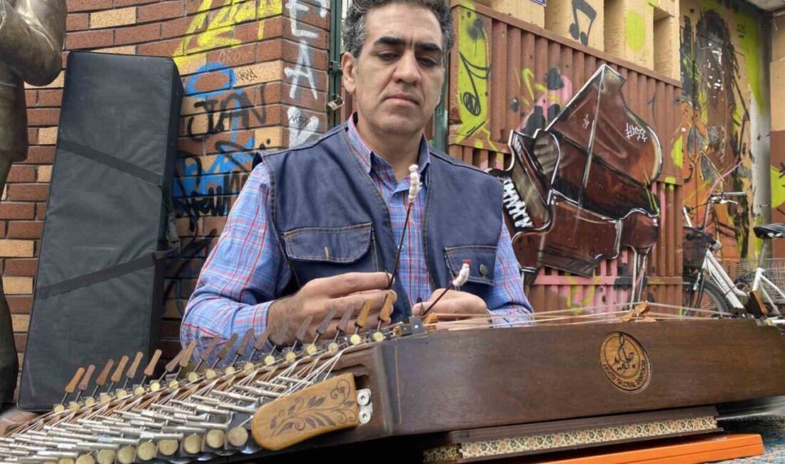 Eskişehir’de çoğu kişi bayram tatilini işten uzakta değerlendirirken, sokak müzisyenliğine