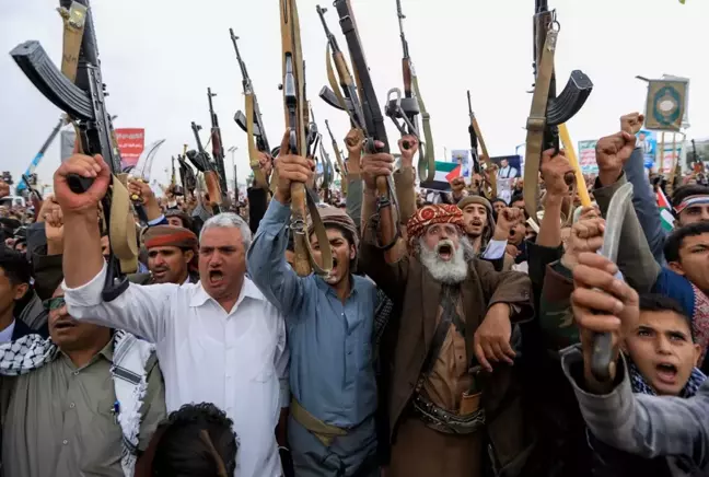 Yemen'deki İran destekli Husiler, ülkeye yoğun saldırıları sebebiyle ABD'ye ait