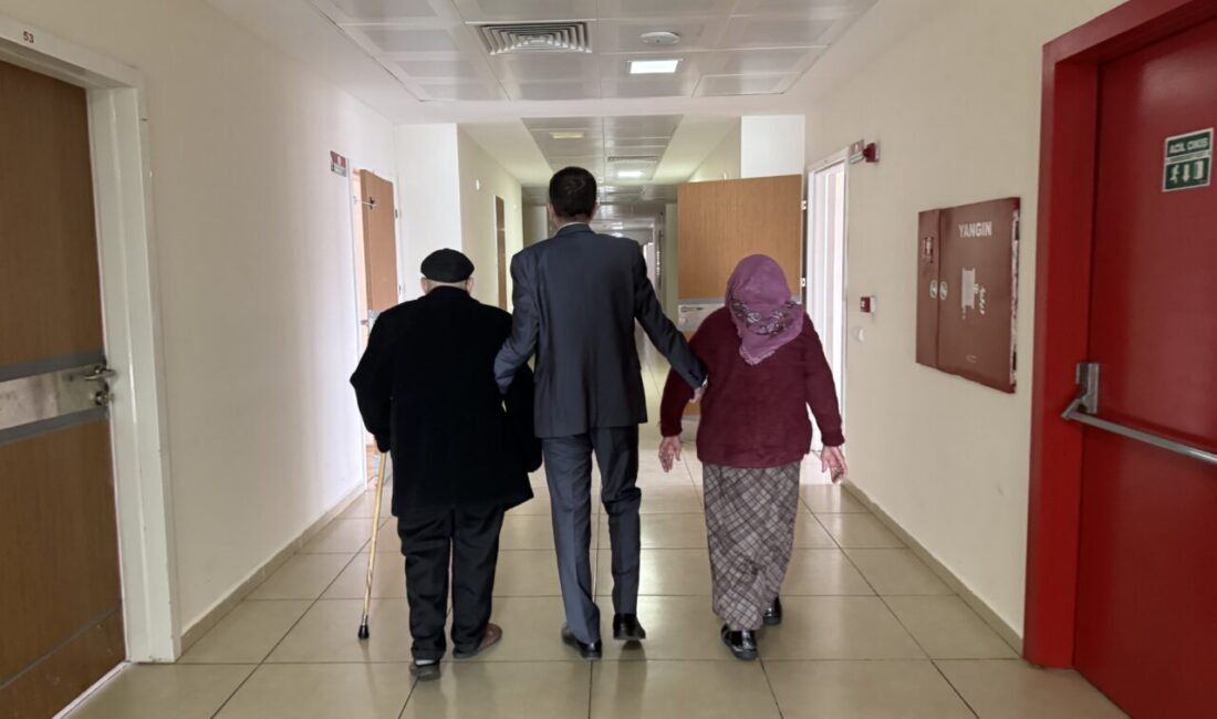 - Afyonkarahisar Emirdağ Fazlı Macide Halaç Huzurevinde eşi Emsal ile