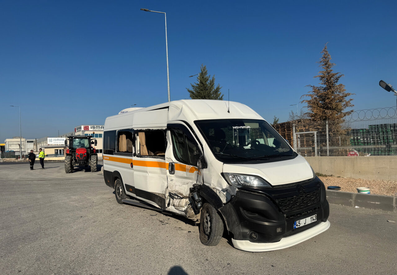 Manisa'nın Yunusemre ilçesinde iki işçi servisinin çarpışması sonucu yaralanan 19