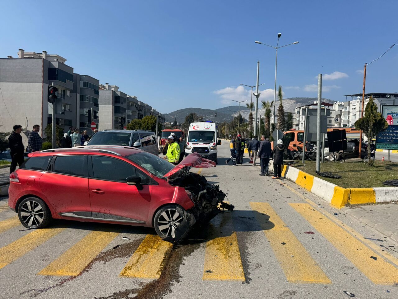 Aydın'ın Söke ilçesinde iki otomobilin çarpışması sonucu 1 kişi hayatını