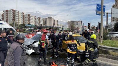 Aydın'da iki otomobilin çarpışması sonucu 2 kişi yaralandı.