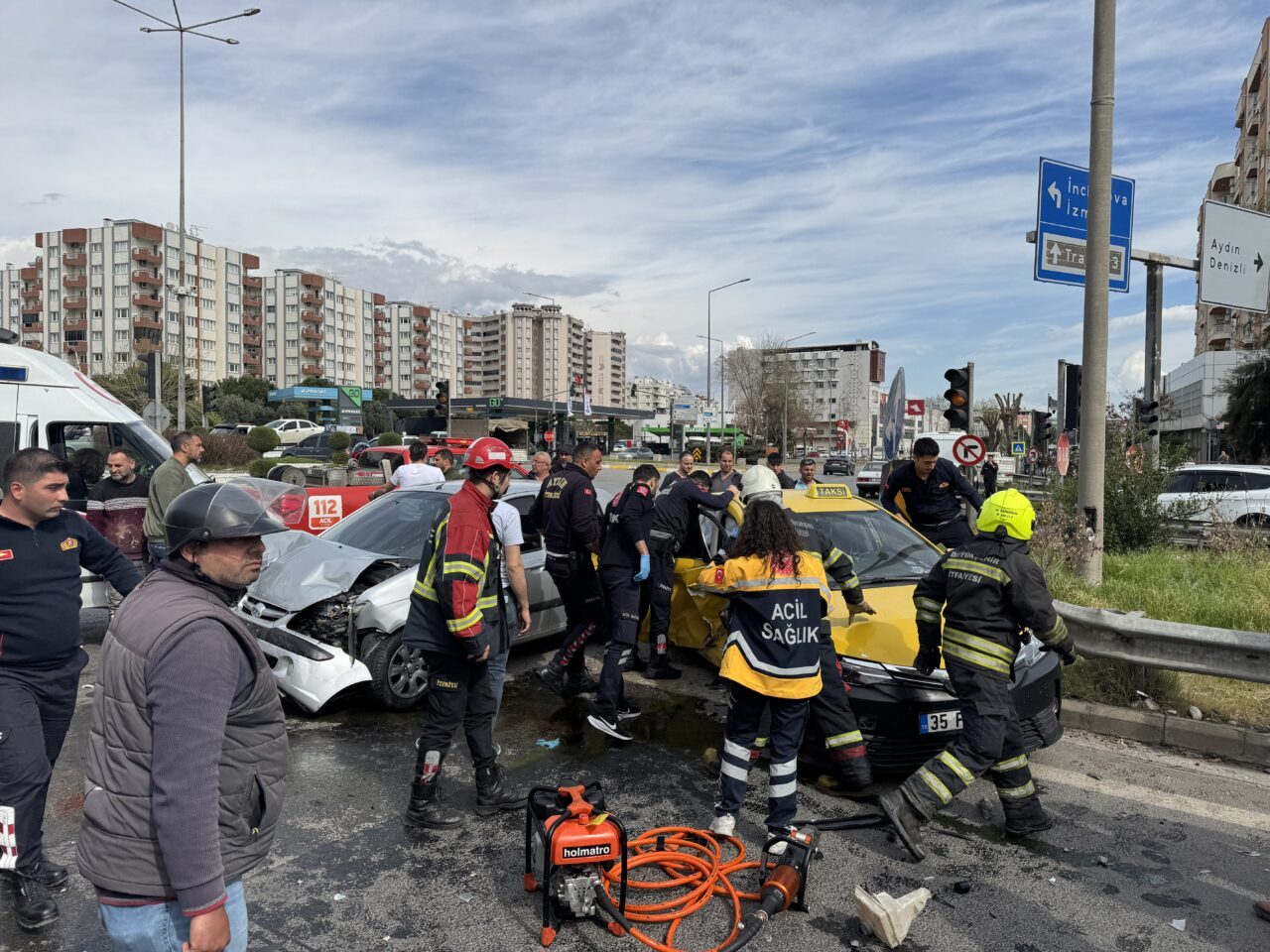 Aydın'da iki otomobilin çarpışması sonucu 2 kişi yaralandı.