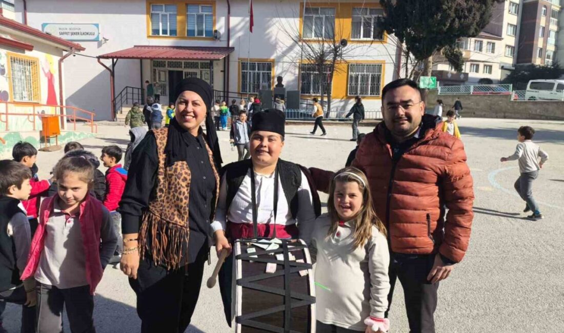 Bilecik’in Bozüyük ilçesinde bir ilkokul öğrencisi davul eşliğinde maniler söyleyip