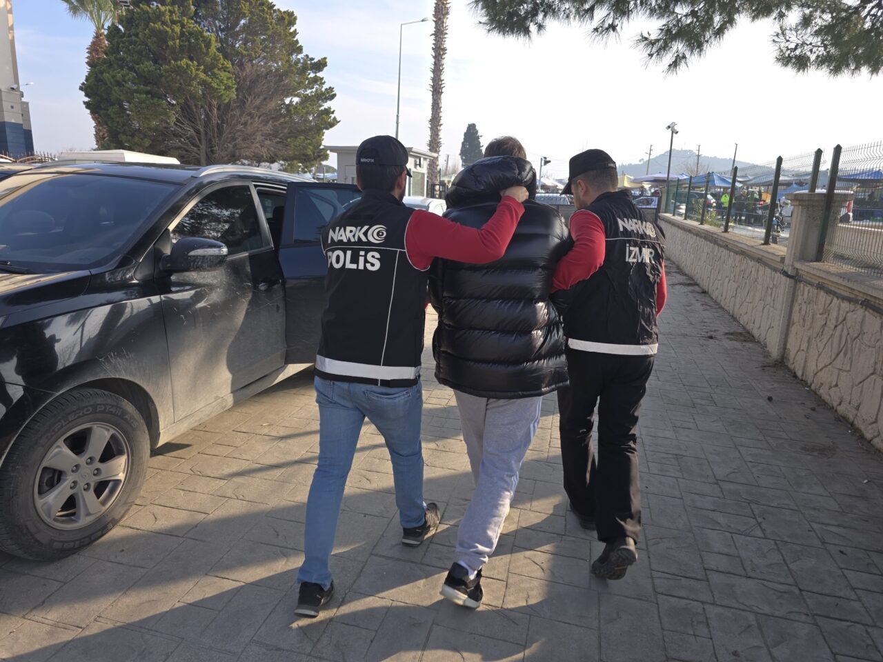 Uluslararası Polis Teşkilatı (Interpol) tarafından "uyuşturucu madde imal ve ticareti"