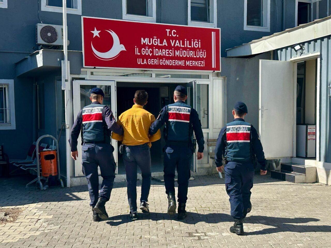 Interpol tarafından "nitelikli hırsızlık" suçundan kırmızı bültenle aranan yabancı uyruklu