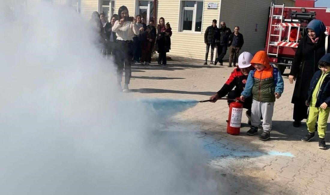 İtfaiye ekiplerinden anaokulunda yangın tatbikatı Afyonkarahisar Bolvadin Belediyesi İtfaiye Müdürlüğü ekipleri tarafından Kırkgöz Anaokulu ve