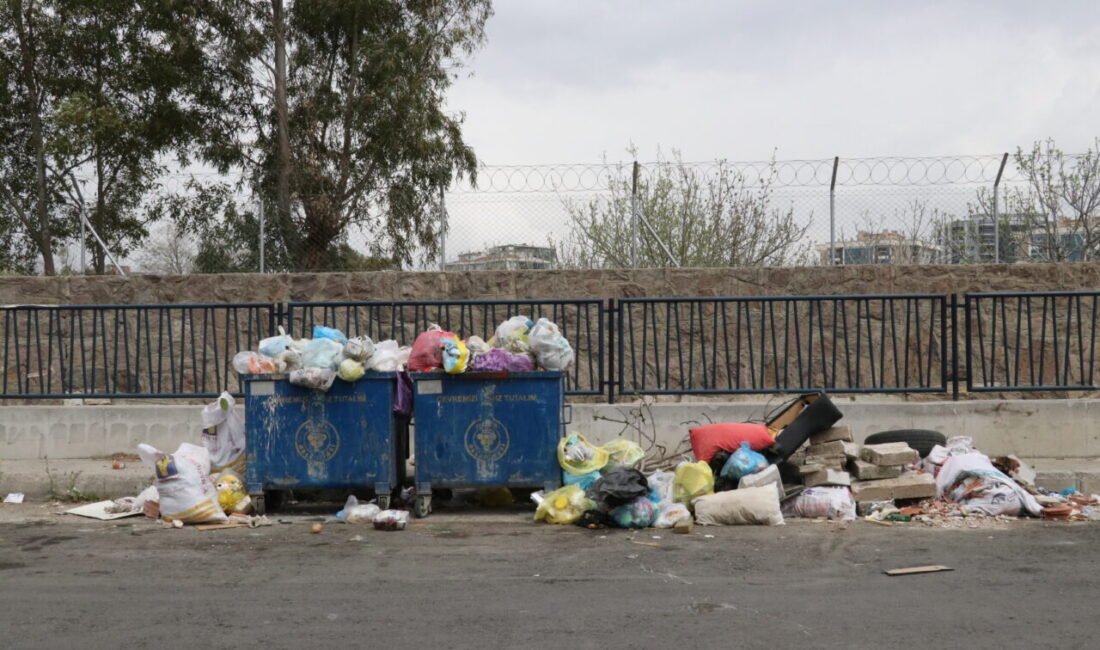  İzmir'in Buca ilçesinde belediye işçilerinin grevi nedeniyle bazı mahallelerde çöpler