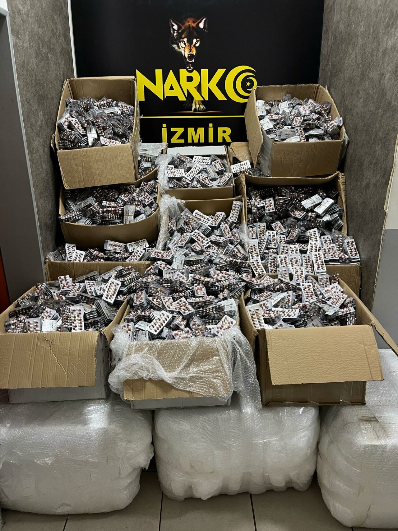 İzmir'de düzenlenen uyuşturucu operasyonunda 275 bin 800 sentetik ecza hapı