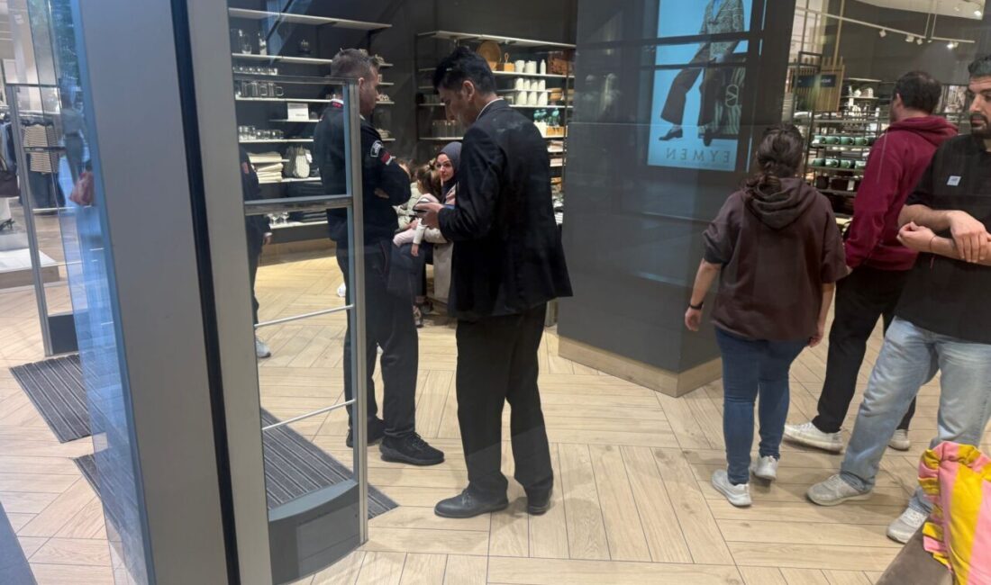 - Aile, alışveriş merkezi ve köpeği beslediği iddia edilen mağazadan