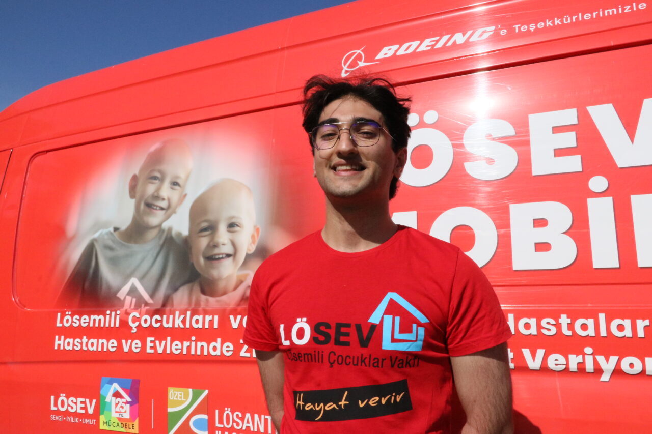 Lösemili Çocuklar Sağlık ve Eğitim Vakfı (LÖSEV) gönüllüleri, lösemi ve