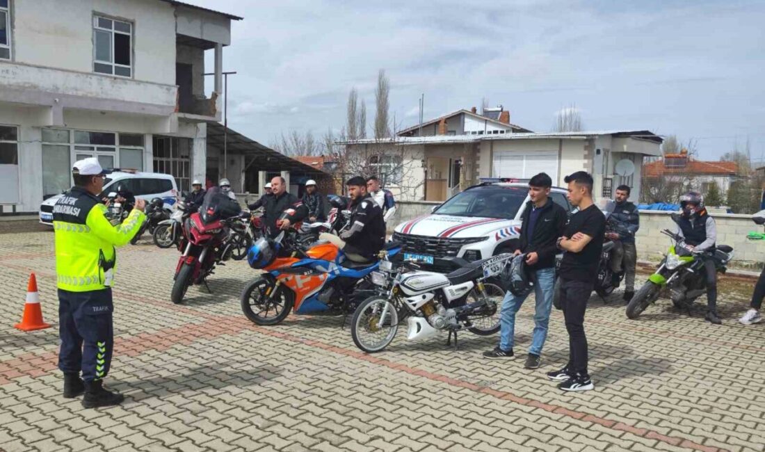 Afyonkarahisar’da jandarma ekipleri tarafından 37 motosiklet sürücüsüne yönelik eğitim yapıldı.