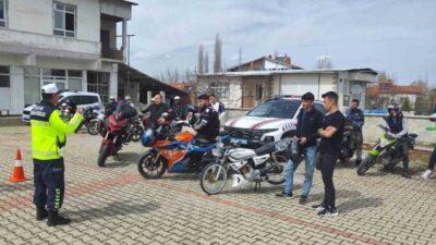 Afyonkarahisar’da jandarma ekipleri tarafından 37 motosiklet sürücüsüne yönelik eğitim yapıldı.