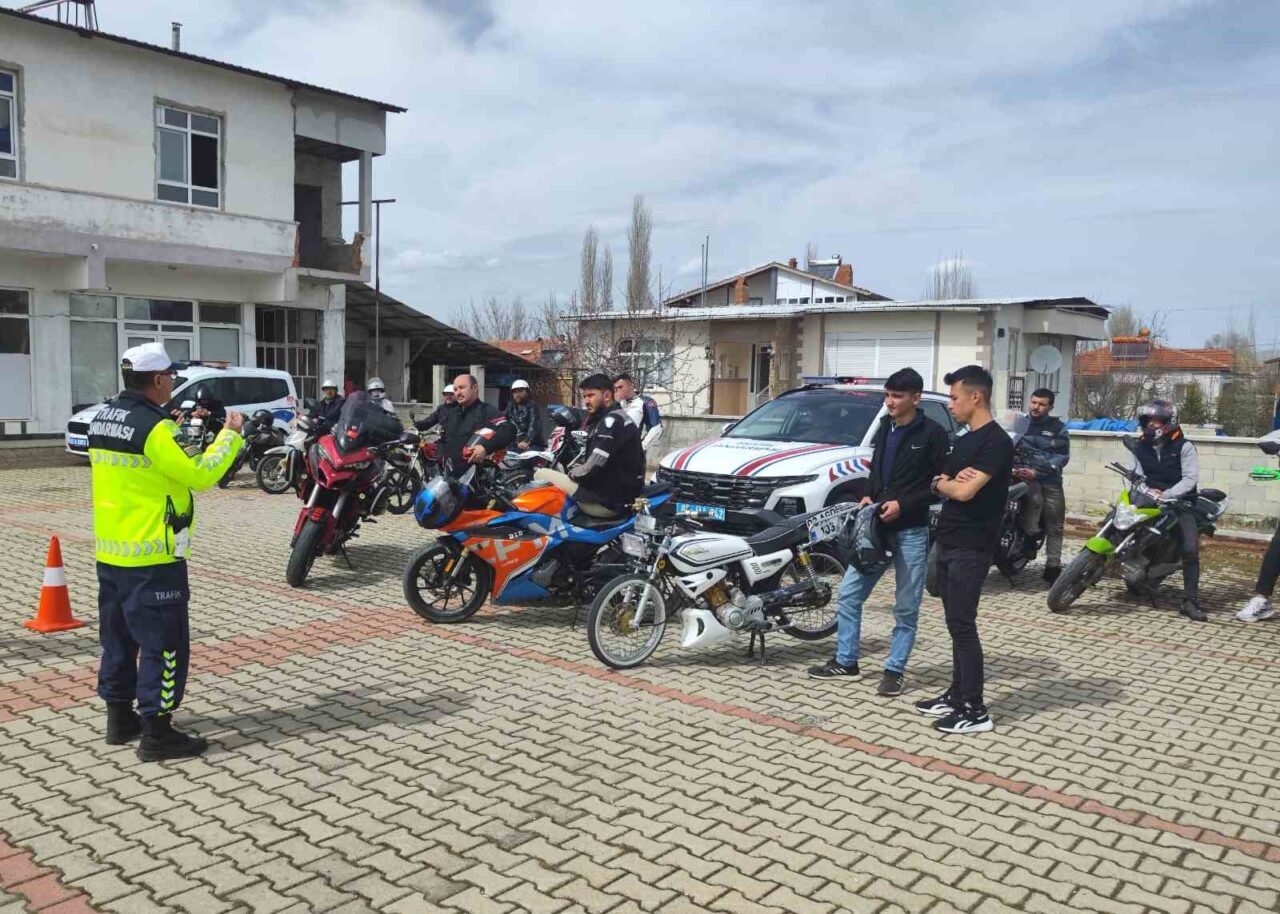 Afyonkarahisar’da jandarma ekipleri tarafından 37 motosiklet sürücüsüne yönelik eğitim yapıldı.