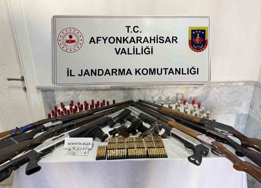 Afyonkarahisar’da ruhsatsız silah operasyonu yapan jandarma ekipleri 6 kişiyi gözaltına