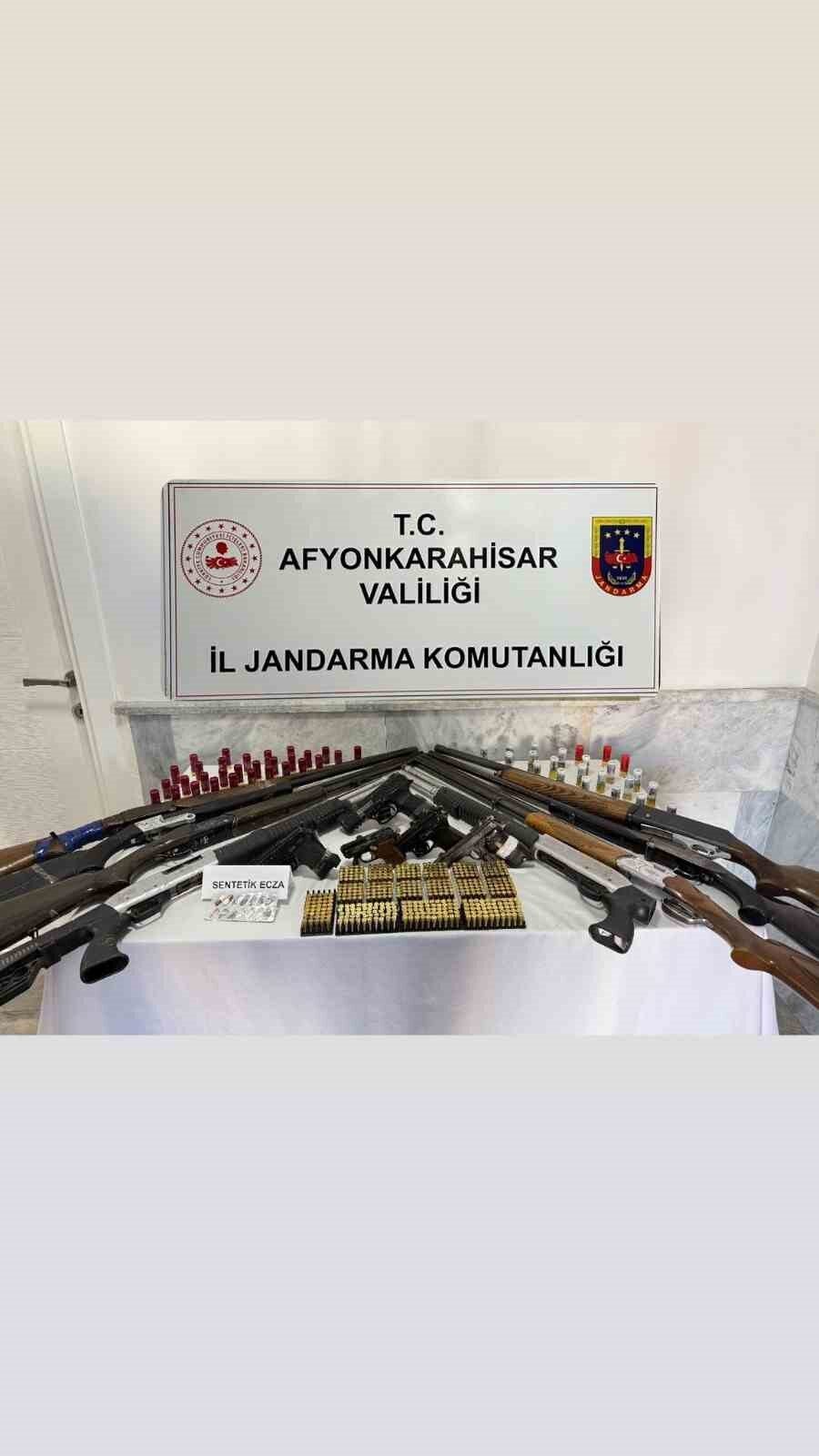 Afyonkarahisar’da ruhsatsız silah operasyonu yapan jandarma ekipleri 6 kişiyi gözaltına