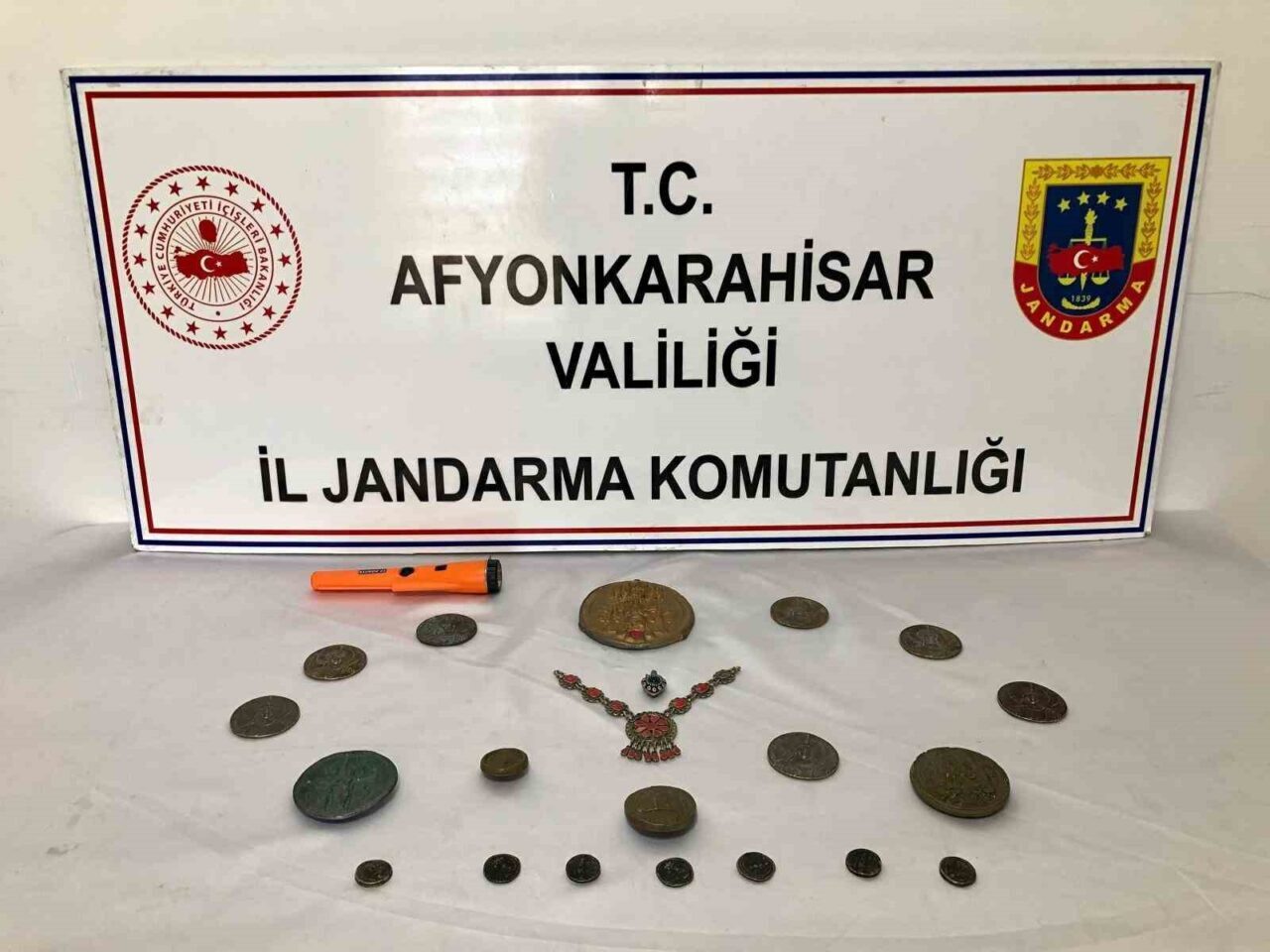 Afyonkarahisar’da jandarma tarafından bir eve yapılan baskında tarihi eser niteliği