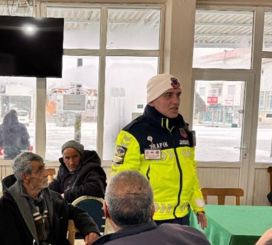 Afyonkarahisar’ın Bolvadin ilçesinde jandarma ekipleri köy kahvehanelerinde vatandaşlara trafik eğitimi