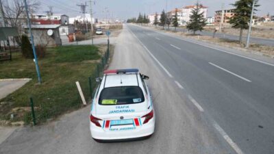 Afyonkarahisar’ın Bolvadin ilçesinde jandarma tarafından belli aralıklarla gerçekleştirilen trafik denetimleri