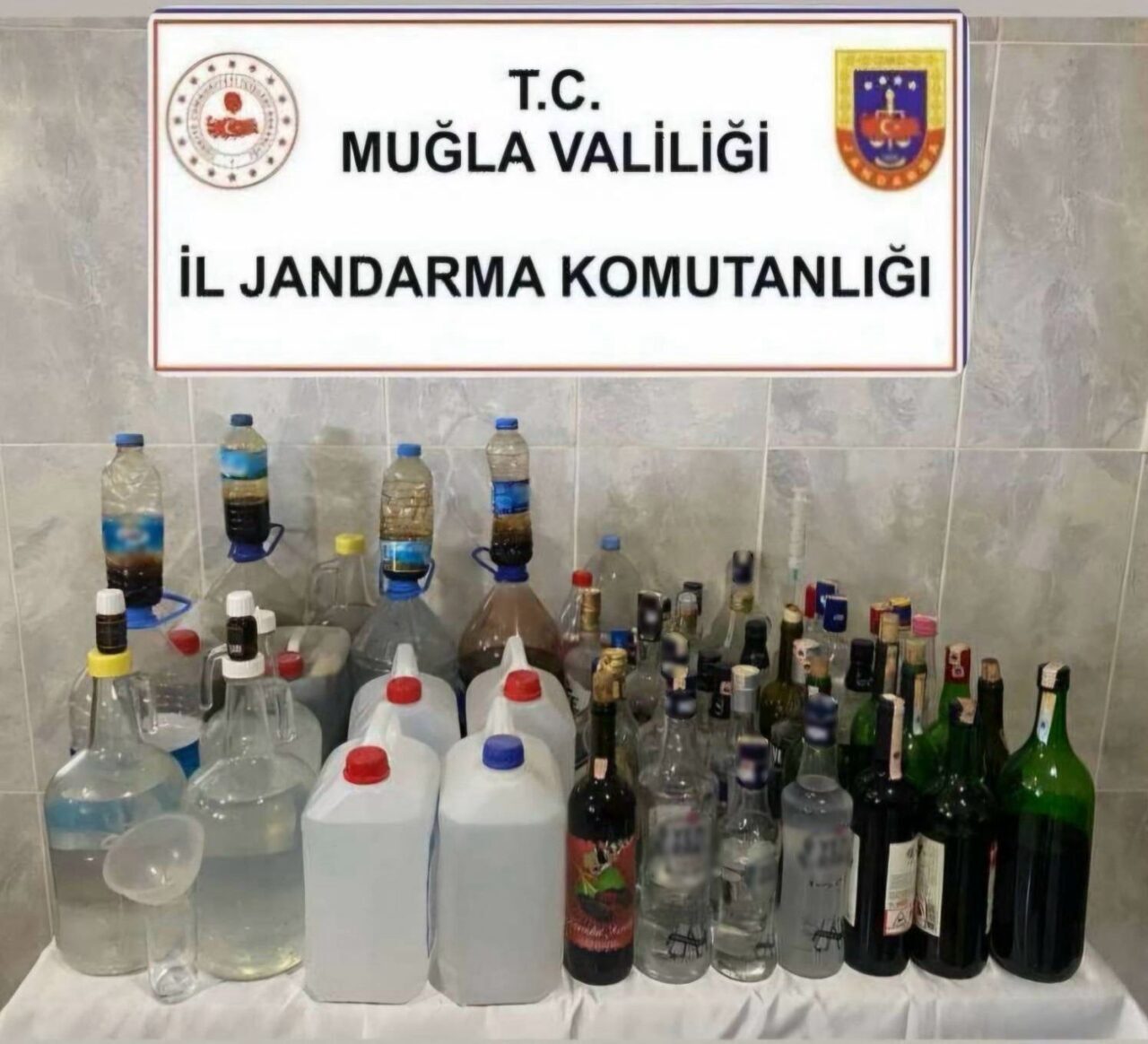 Muğla'nın Yatağan ilçesinde düzenlenen kaçak içki operasyonunda 1 şüpheli gözaltına