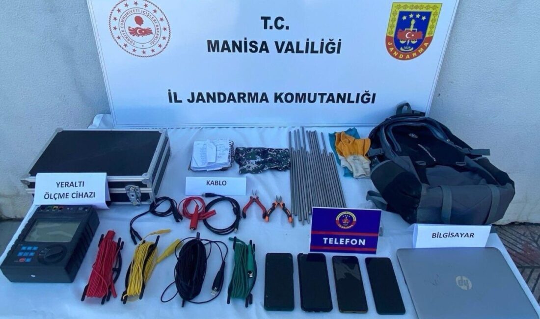 Manisa'nın Alaşehir ilçesinde kaçak kazı yapan 4 kişi gözaltına alındı.