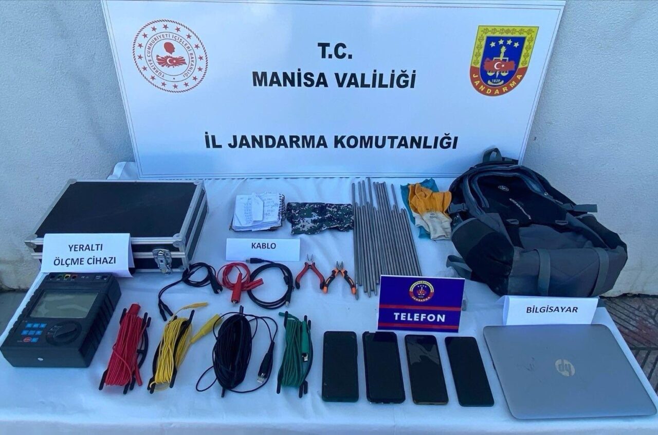 Manisa'nın Alaşehir ilçesinde kaçak kazı yapan 4 kişi gözaltına alındı.