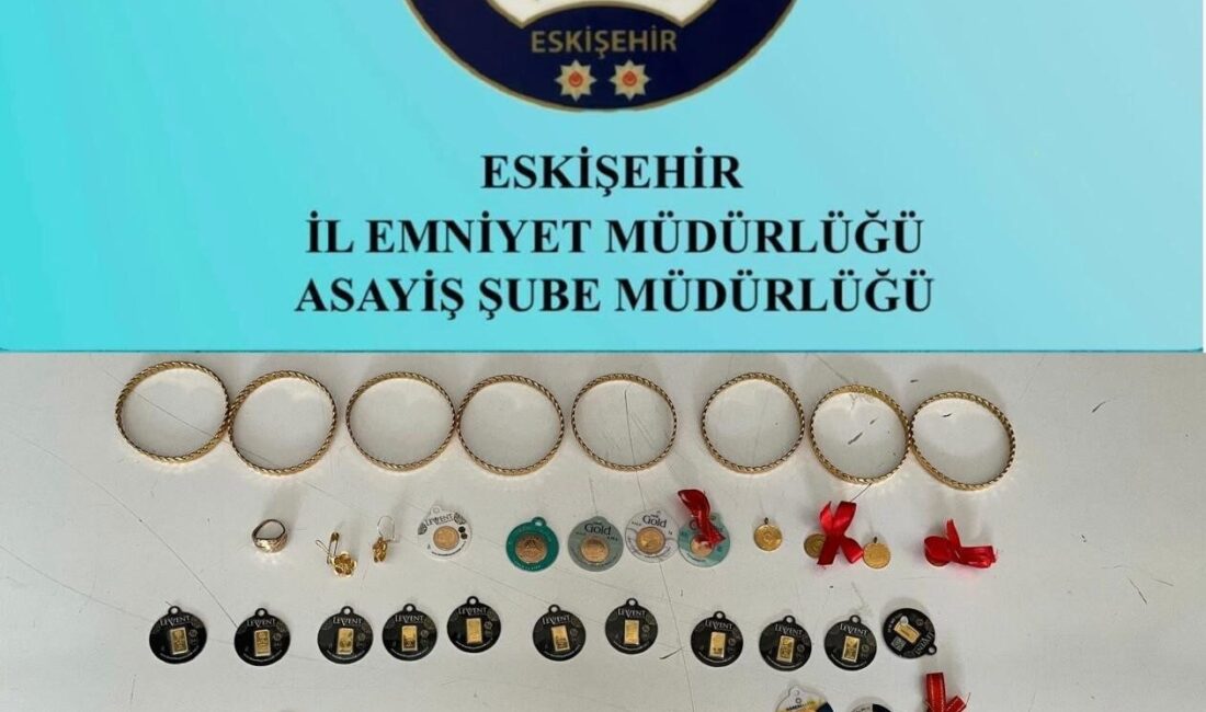 Kendilerini MİT görevlisi diye tanıtıp vatandaşı 2 milyon TL dolandıran şüpheliler yakalandı Eskişehir’de kendilerini MİT görevlisi olarak tanıtan ve 2 milyon TL