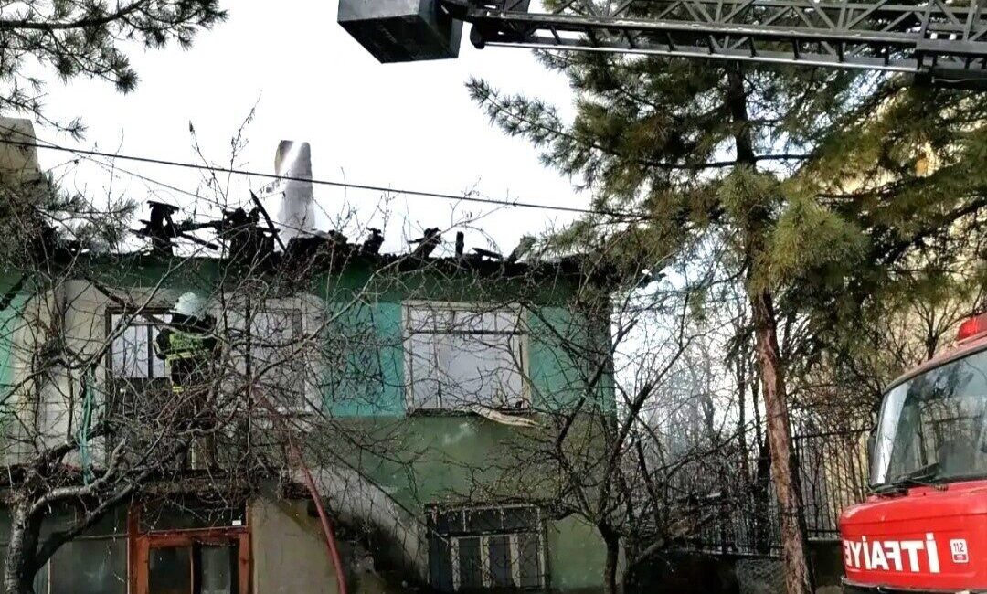 Köy evinde çıkan yangın korkuttu Kütahya’nın Emet ilçesi Örencik köyünde iki katlı binada çıkan yangın