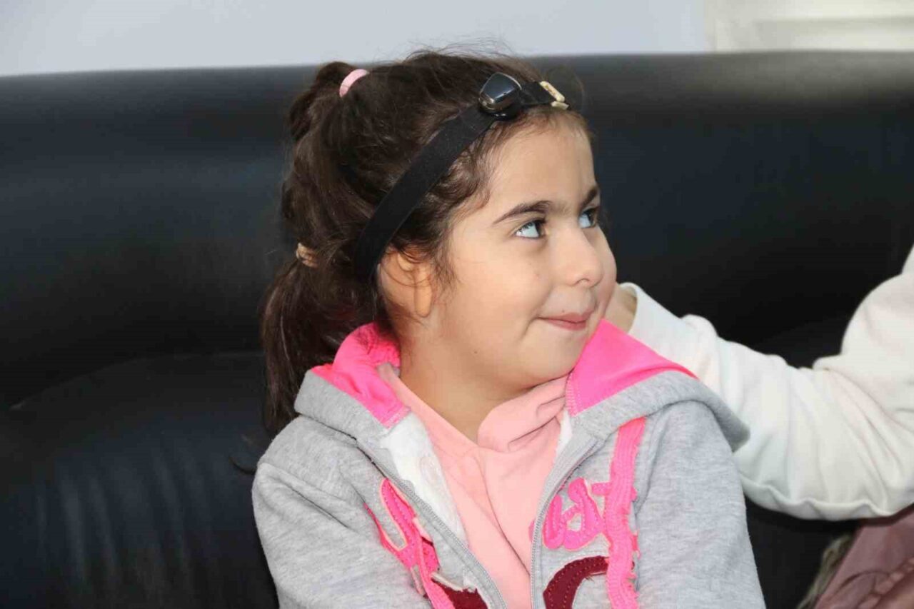 Eskişehir’de doğuştan kulakları olmayan 6 yaşındaki Zeynep Demir’in annesi, kızının