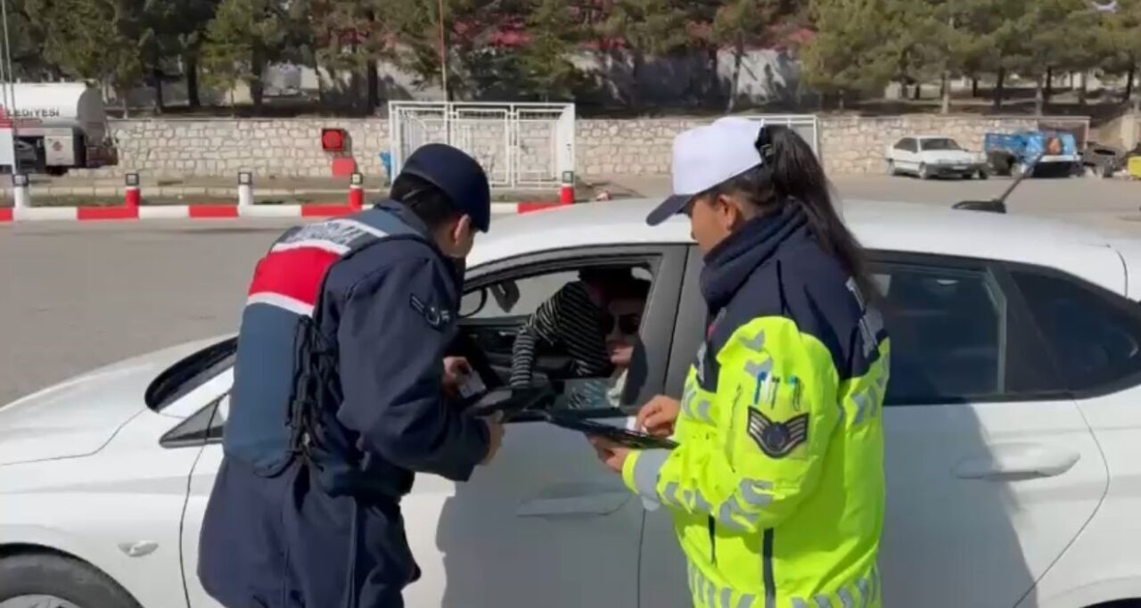 Afyonkarahisar’ın Bolvadin ilçesinde jandarma ekipleri tarafından yapılan denetimde kurallara uymadıkları