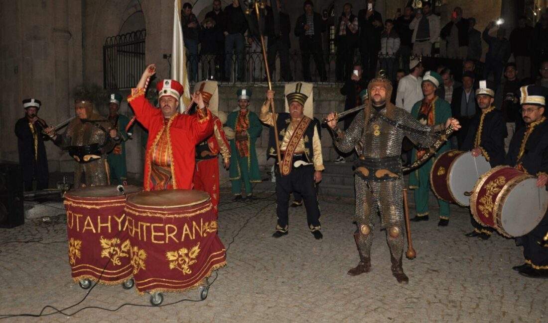 Kütahya’da mehter takımının konseri vatandaşlardan ilgi gördü.