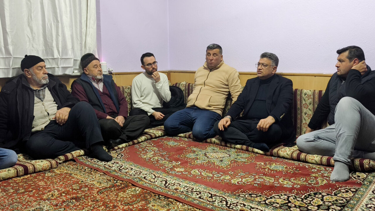 Kütahya Dumlupınar Üniversitesince (DPÜ) başlatılan, akademisyenleri kampüs dışında vatandaşlarla bir
