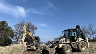 Kütahya'nın Gediz ilçesinde, ormanlık alanda iş makineleriyle izinsiz kazı yapan