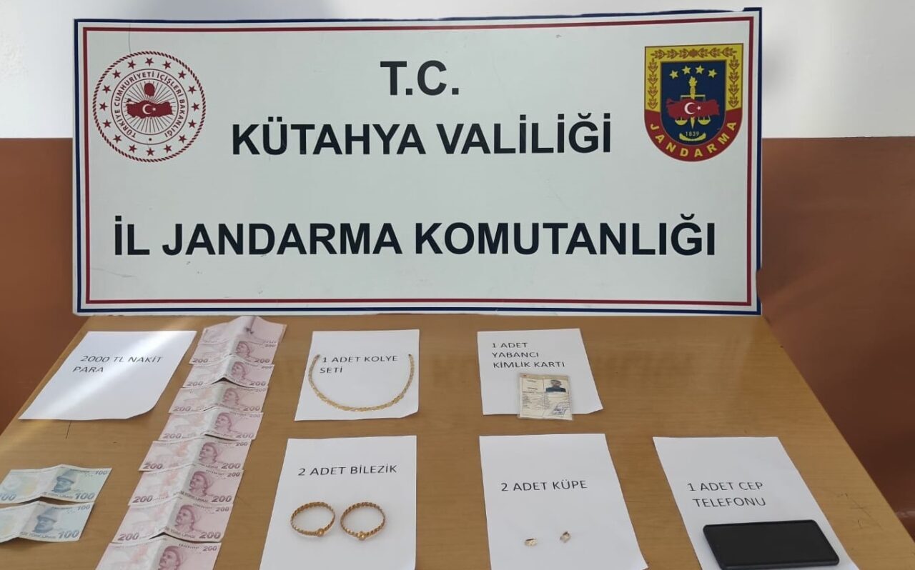 Kütahya’nın Tavşanlı ilçesinde telefon dolandırıcılığı operasyonunda gözaltına alınan bir zanlı,