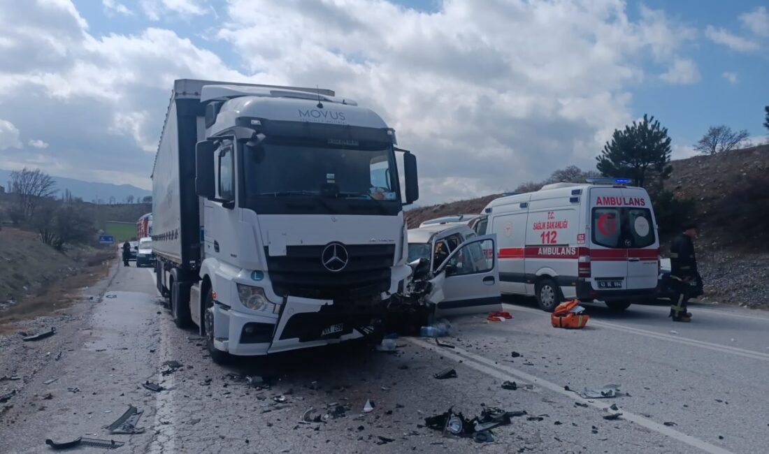 Kütahya'nın Gediz ilçesinde tır ile hafif ticari aracın çarpışması sonucu