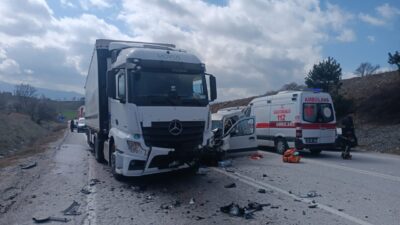 Kütahya'nın Gediz ilçesinde tır ile hafif ticari aracın çarpışması sonucu