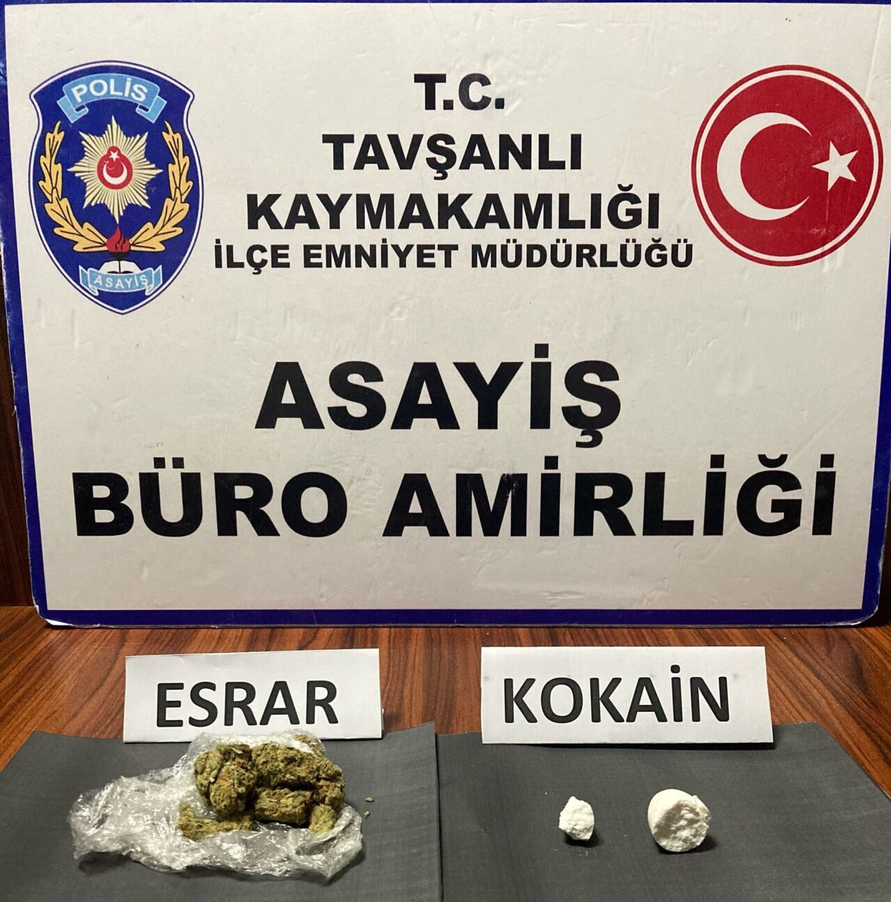Kütahya’nın Tavşanlı ilçesinde, uyuşturucu ticareti yaptıkları iddiasıyla gözaltına alınan 2