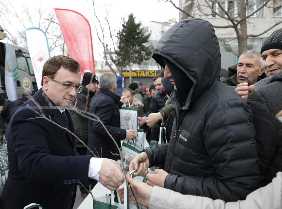 Kütahya’da Orman Haftası kapsamında Zafer Meydanı’nda fidan dağıtım etkinliği düzenlendi.