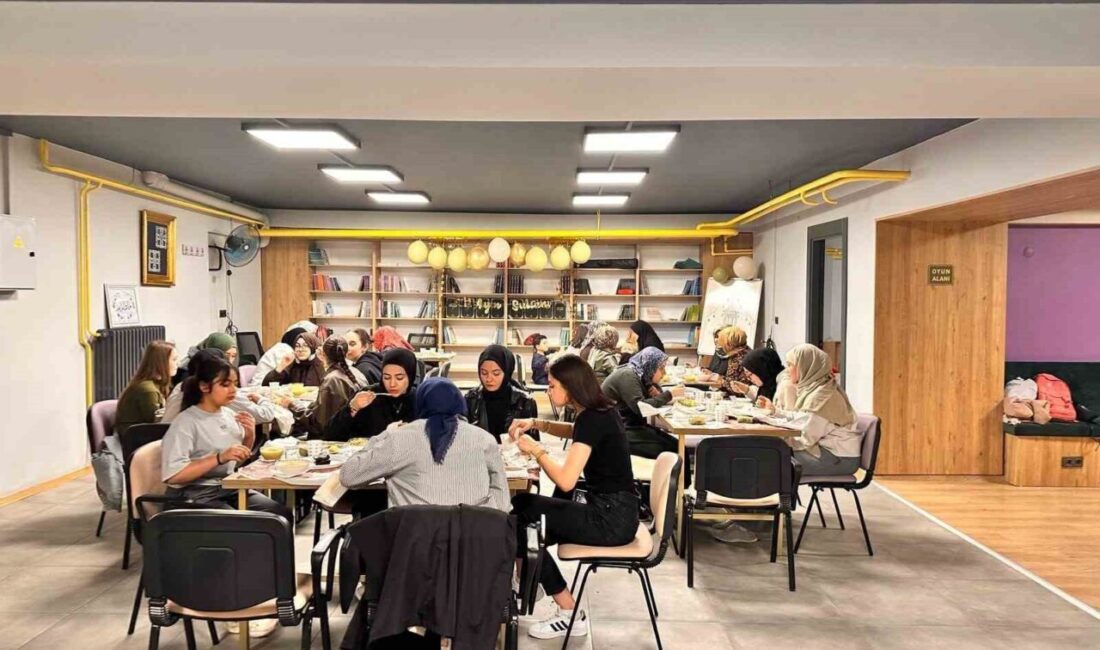 Afyonkarahisar Müftülüğü Gençlik Koordinatörlüğü iftar programında gençlerle buluştu.