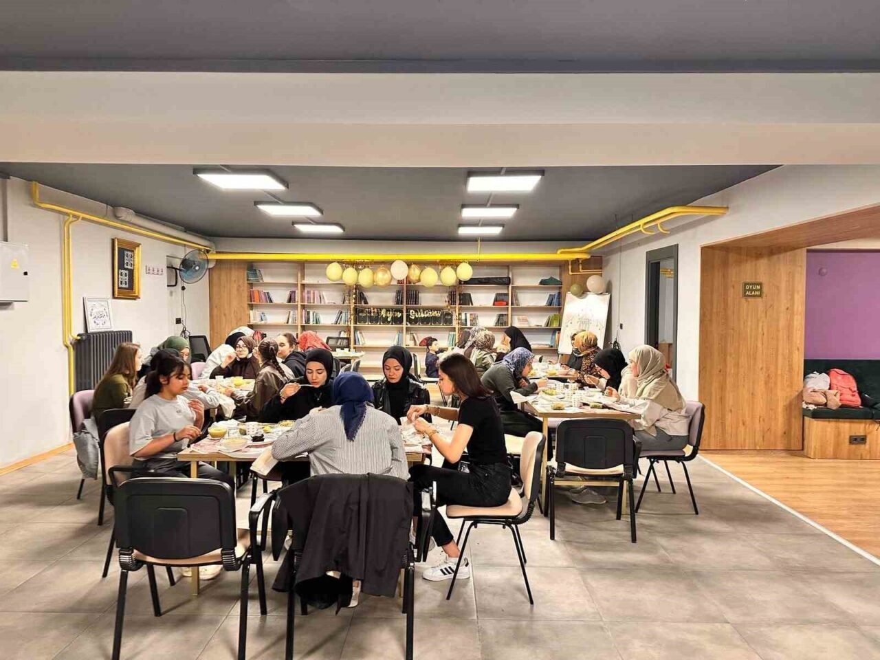 Afyonkarahisar Müftülüğü Gençlik Koordinatörlüğü iftar programında gençlerle buluştu.